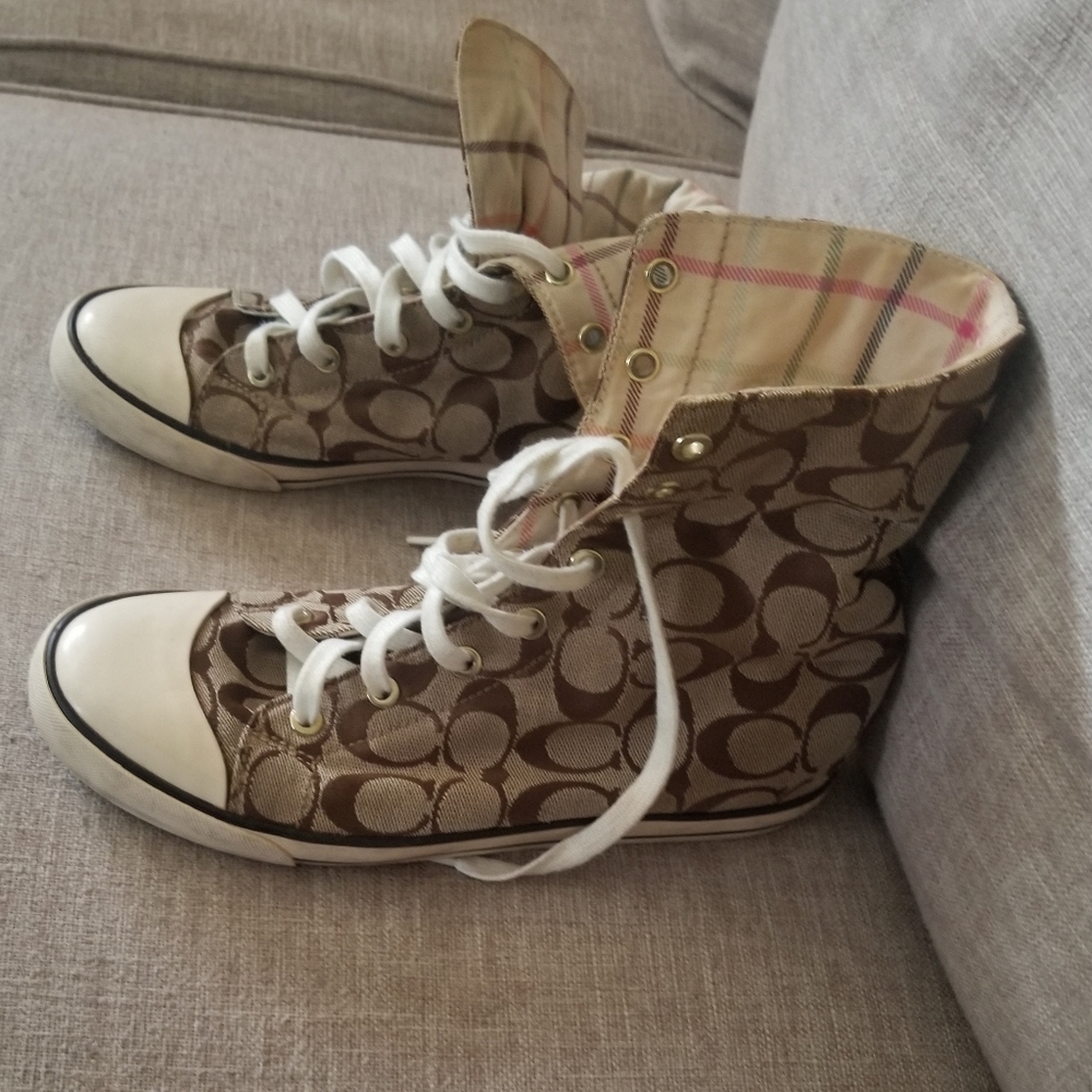 Tennis shoes